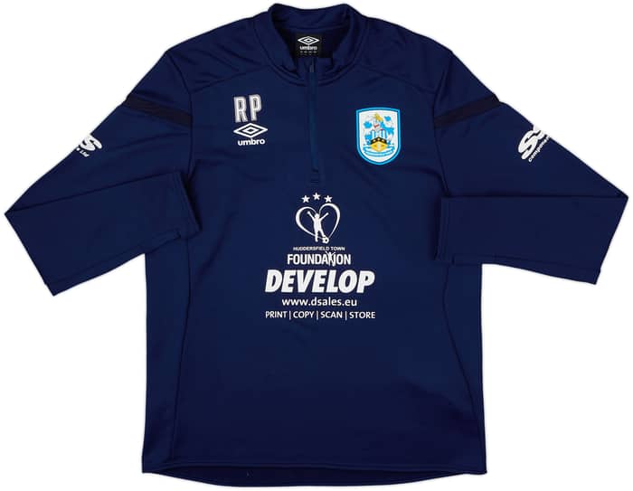 Top de entrenamiento con cierre de 1/4 Umbro de personal del Huddersfield 2022-23 RP - 8/10 - (L)