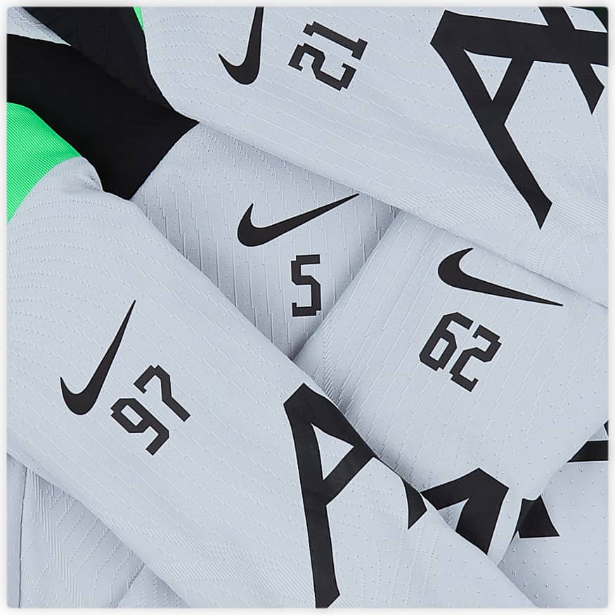 2023-24 Liverpool Player Issue Training Shirt # - 9/10 - (L)