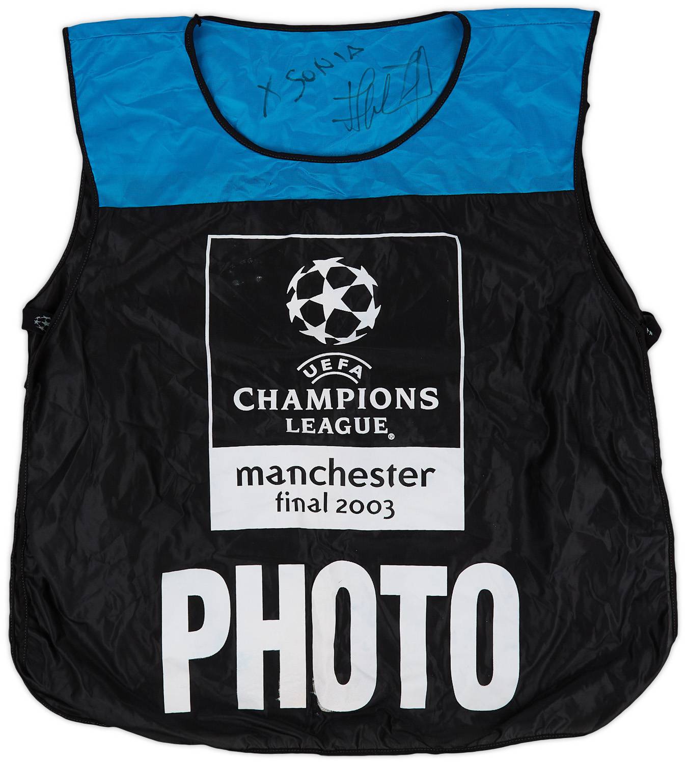 2002-03 UEFA Champions League 'Manchester 2003' Signed Photography Bib - 7/10 - (One Size)