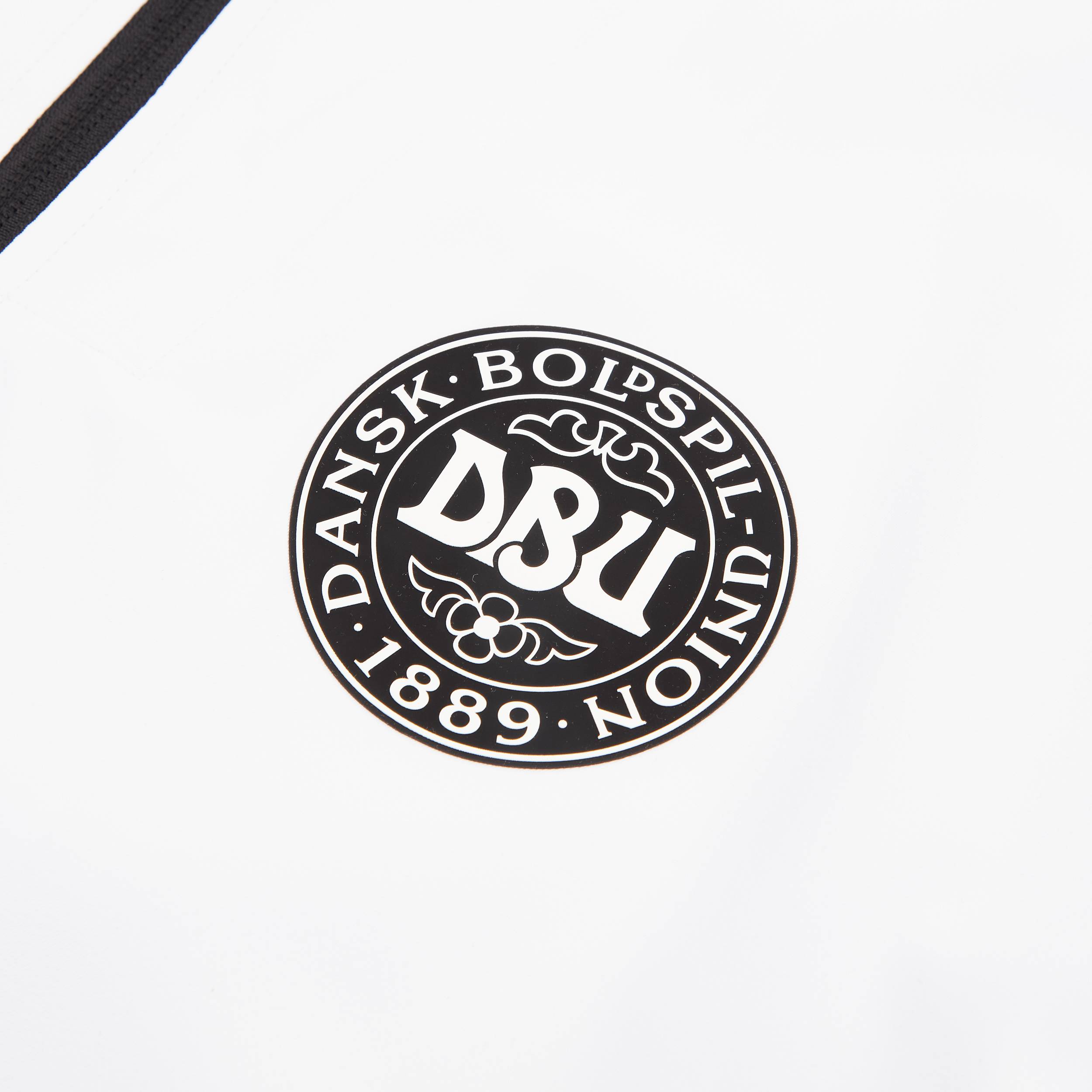Hummel DBU ロゴ 白色シャツ　デンマーク　LL Hummel Denmark 2024/25 Men's Away Jersey | Soccer Village