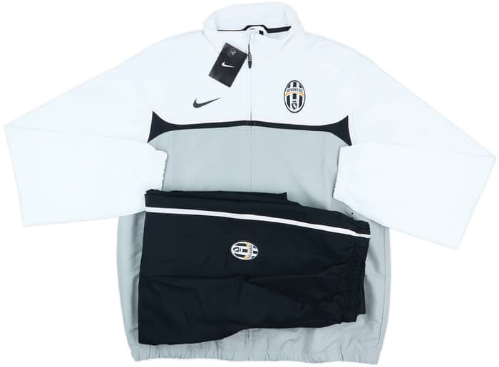 2010-11 Juventus Nike Tracksuit (L)
