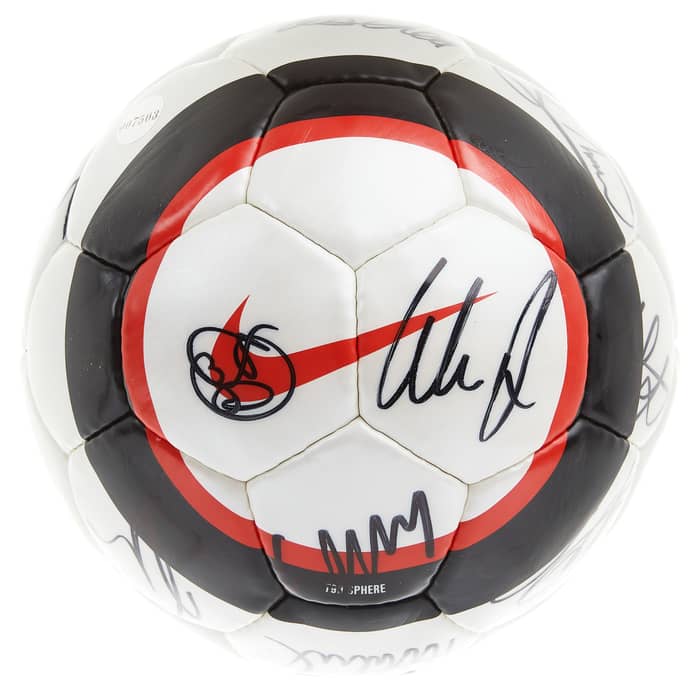 2005-06 Manchester United Squad Signed T90 Supporters Ball (5)