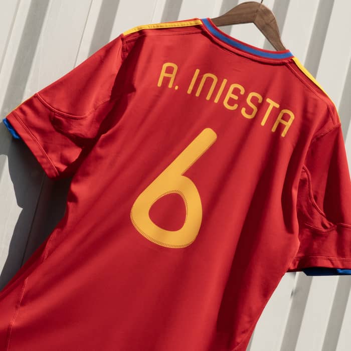 2009-10 Spain Home Shirt A.Iniesta #6 - 6/10 - (S)