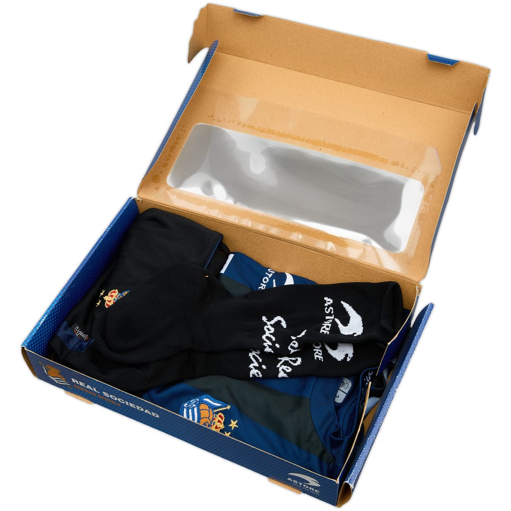 2010-11 Real Sociedad Away Full Kit - 10/10 - (18-24 Months)