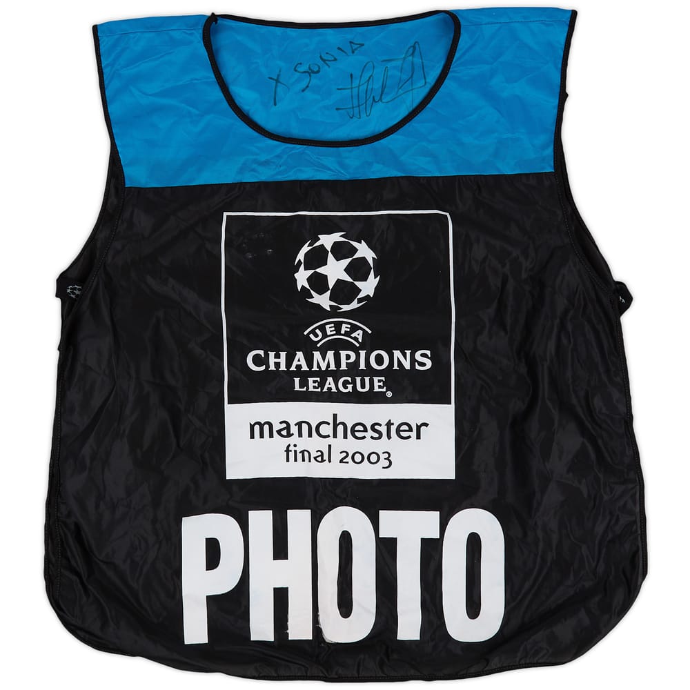 2002-03 UEFA Champions League 'Manchester 2003' Signed Photography Bib - 7/10 - (One Size)