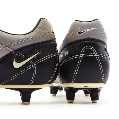 Nike new arrivals boots 2000