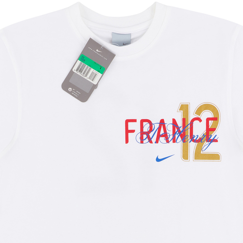 Nike tee sales