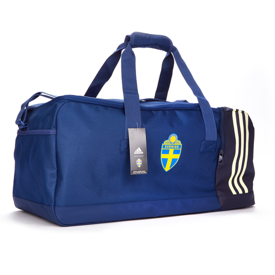 2016-17 Sweden Player Issue Travel Bag